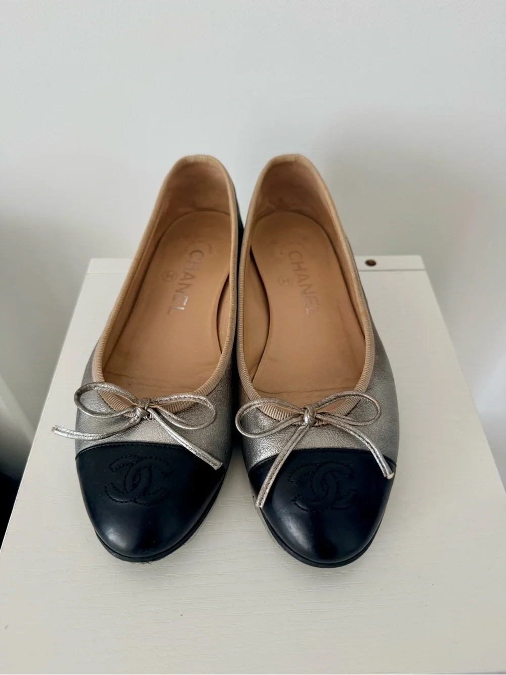 CHANEL Metallic Silver Leather Ballet Flats size 5.5/6 (orig $1250)